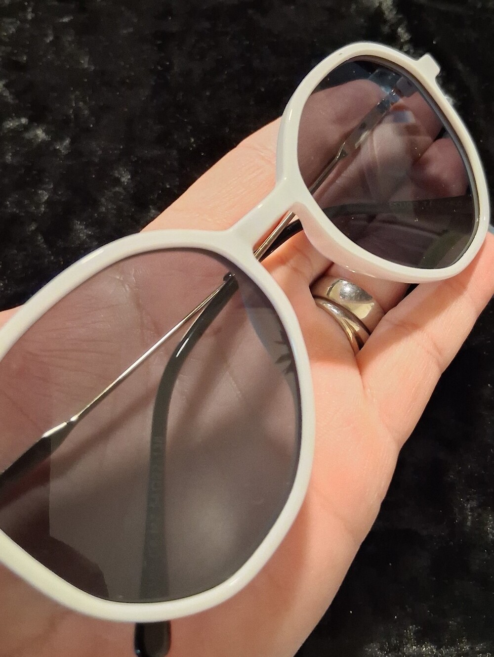 Sojos Women’s White Round Sunglasses with Gray Lenses Nwot & Gold Accents